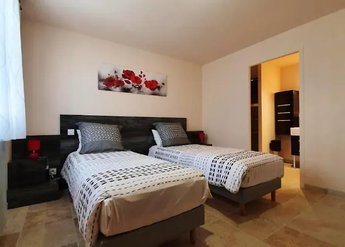 Maison Charmeur Avec Jardin à Puy-l'évêque Et Piscine Partagée *