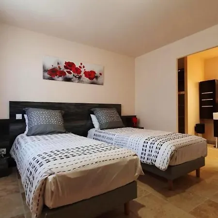 Maison Charmeur Avec Jardin A Et Piscine Partagee *